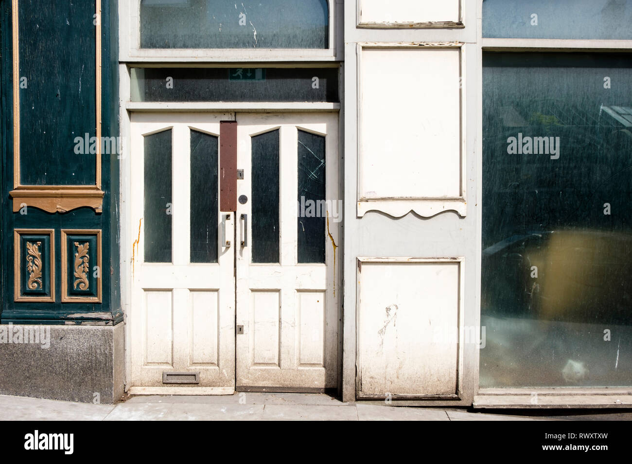 Storico negozio porta di un chiuso business, Nottingham, Inghilterra, Regno Unito Foto Stock