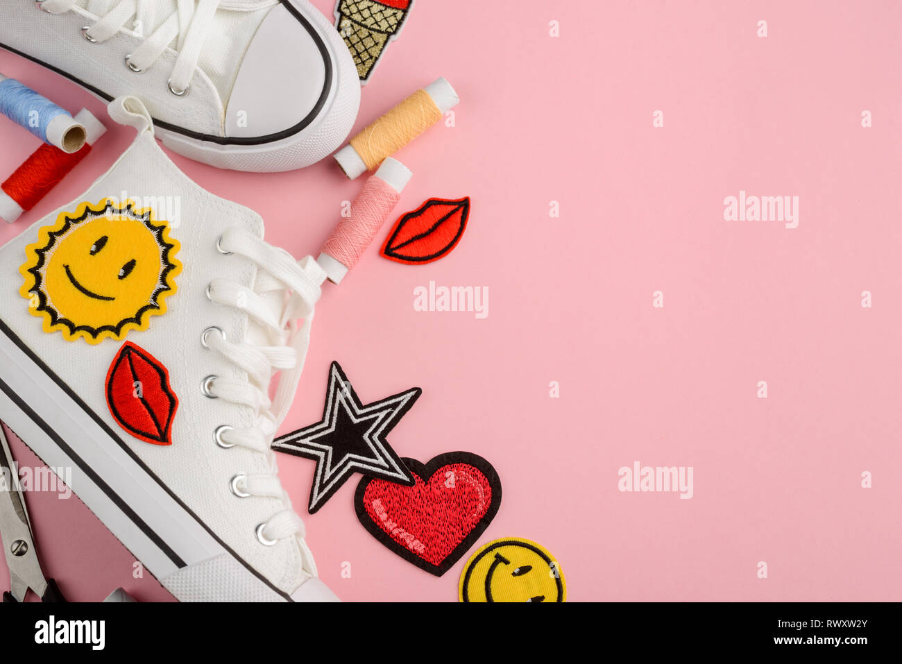 Design personalizzato per il bianco sneakers Foto Stock