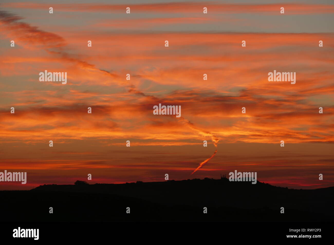 A Gozo, Malta. 07 Mar, 2019. Glorioso tramonto sull'isola Mediterranea di Gozo a Malta con strani sentieri a sinistra nel cielo da piani. Foto di Adam Alexander. Foto Stock