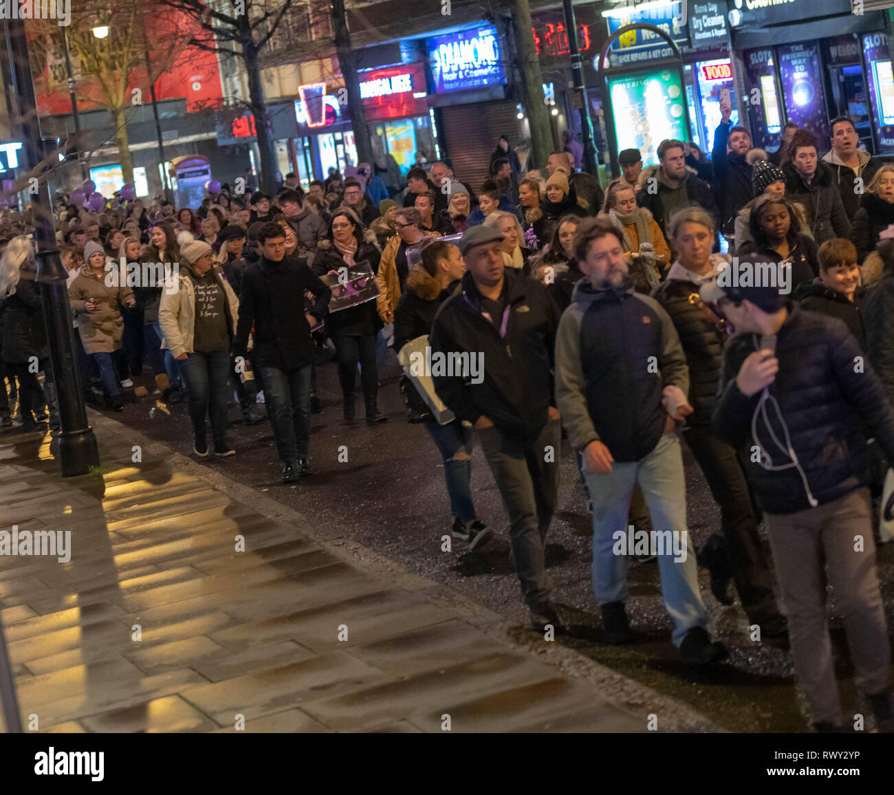 Romford Londra, 7 marzo 2019 una grande manifestazione di protesta pacifica di oltre duemila persone hanno marciato attraverso il centro di Romford a Romford stazione di polizia per protestare contro l'assassinio di Jodie Chesney e coltello contro la criminalità. Una delegazione si è incontrato con gli alti funzionari a Romford stazione di polizia. Molti della folla che indossavano viola i nastri come un segno di rispetto. Durante il mese di marzo e al di fuori della stazione di polizia vi erano i canti dei 'no più coltelli' e 'stop e ricerca" la protesta si è conclusa con un minuto di silenzio. Credit Ian Davidson/Alamy Live News Foto Stock