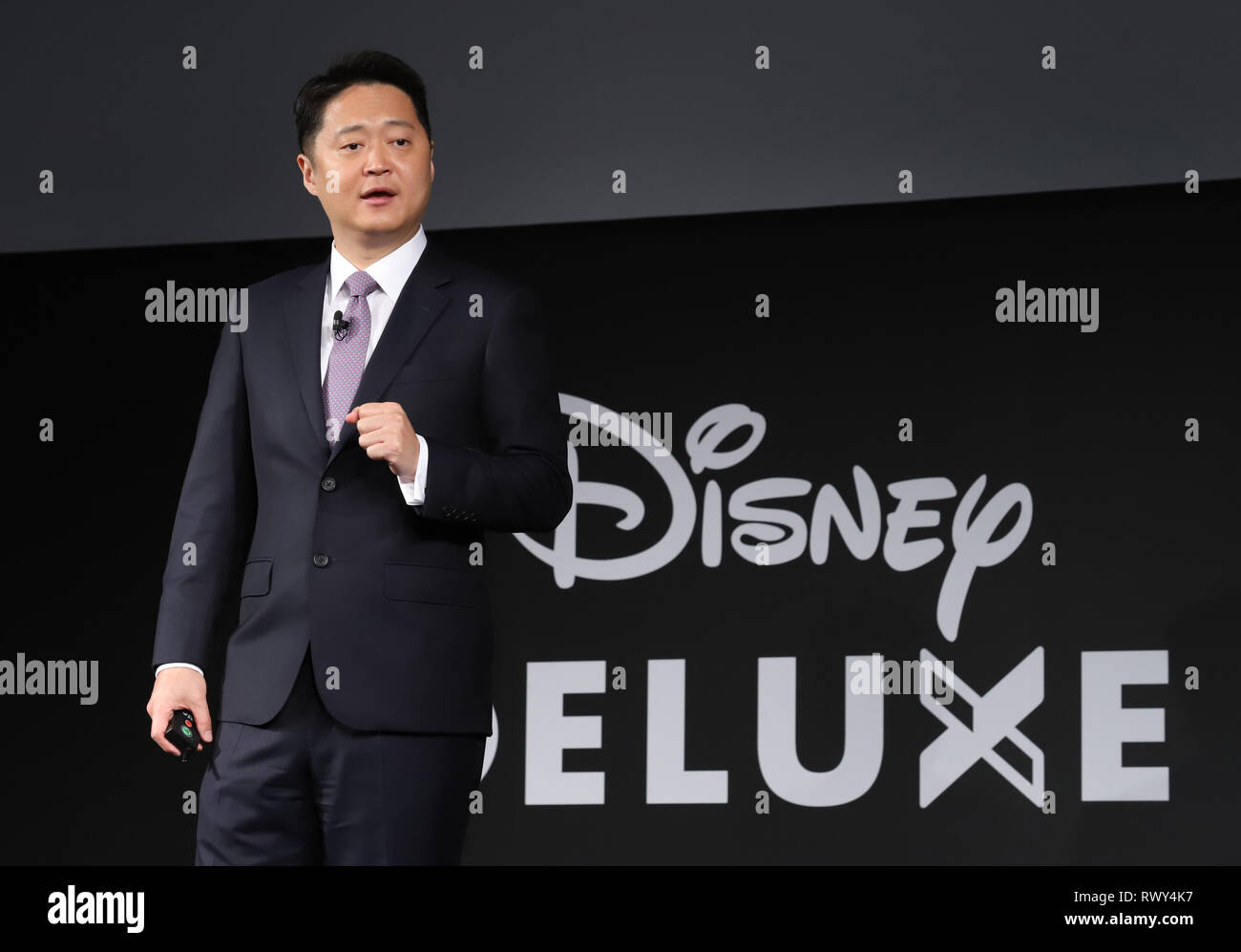 Tokyo, Giappone. 7 Mar, 2019. Walt Disney il vice presidente esecutivo e amministratore delegato di Asia del Nord Luca Kang annuncia il Giappone della comunicazione mobile giant NTT Docomo si avvia il video servizio di distribuzione di Walt Disney's contenuto 'Disney Deluxe" Docomo attraverso la rete con un prezzo fisso a partire da questo mese in occasione di una conferenza stampa a Tokyo il giovedì, 7 marzo 2019. Credito: Yoshio Tsunoda/AFLO/Alamy Live News Foto Stock