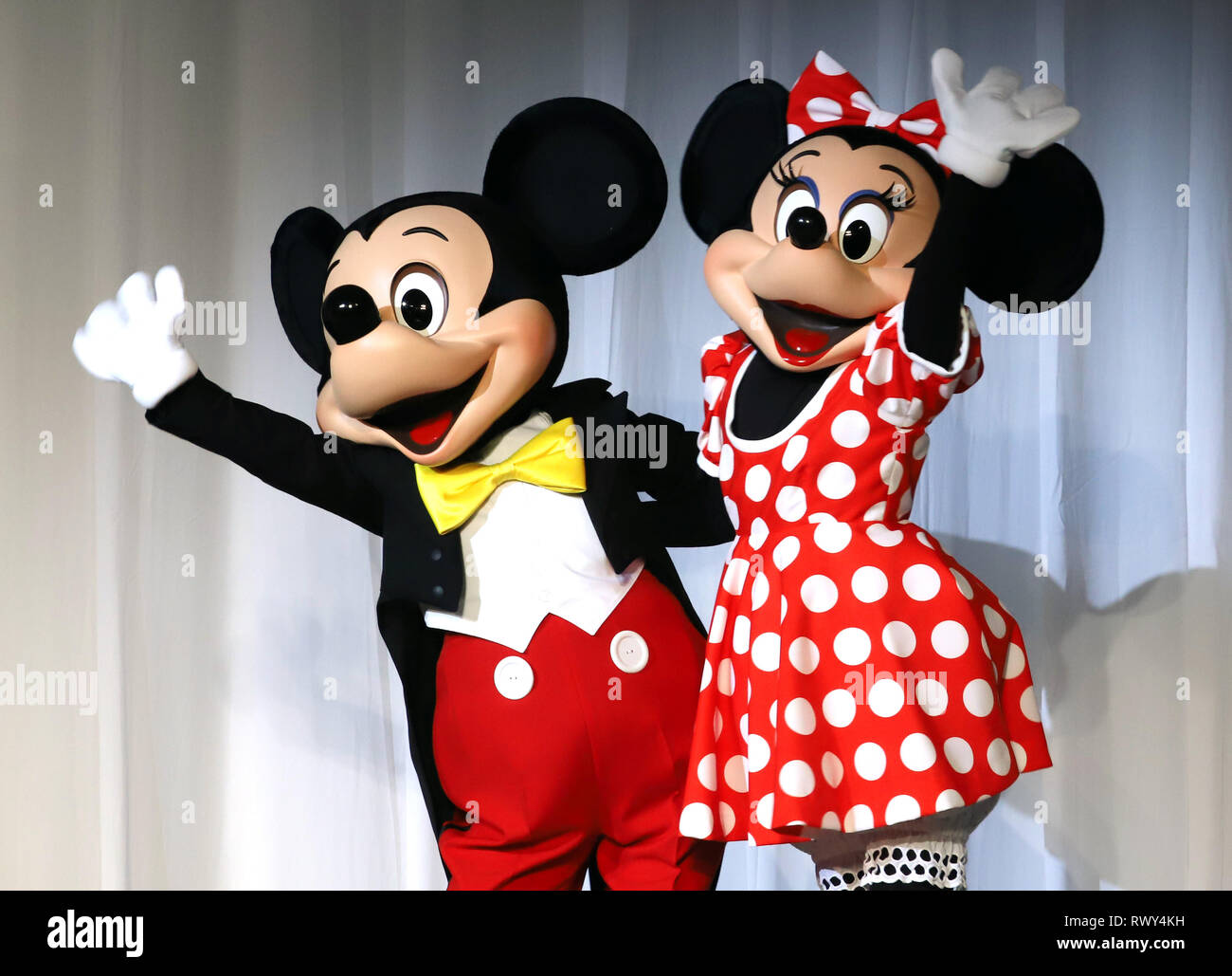 Tokyo, Giappone. 7 Mar, 2019. I personaggi Disney Mickey (L) e Minnie Mouse (R) eseguire come giapponese di telefonia mobile comunicazione gigante NTT Docomo si avvia il video servizio di distribuzione di Walt Disney's contenuto 'Disney Deluxe" Docomo attraverso la rete con un prezzo fisso a partire da questo mese in occasione di una conferenza stampa a Tokyo il giovedì, 7 marzo 2019. Credito: Yoshio Tsunoda/AFLO/Alamy Live News Foto Stock