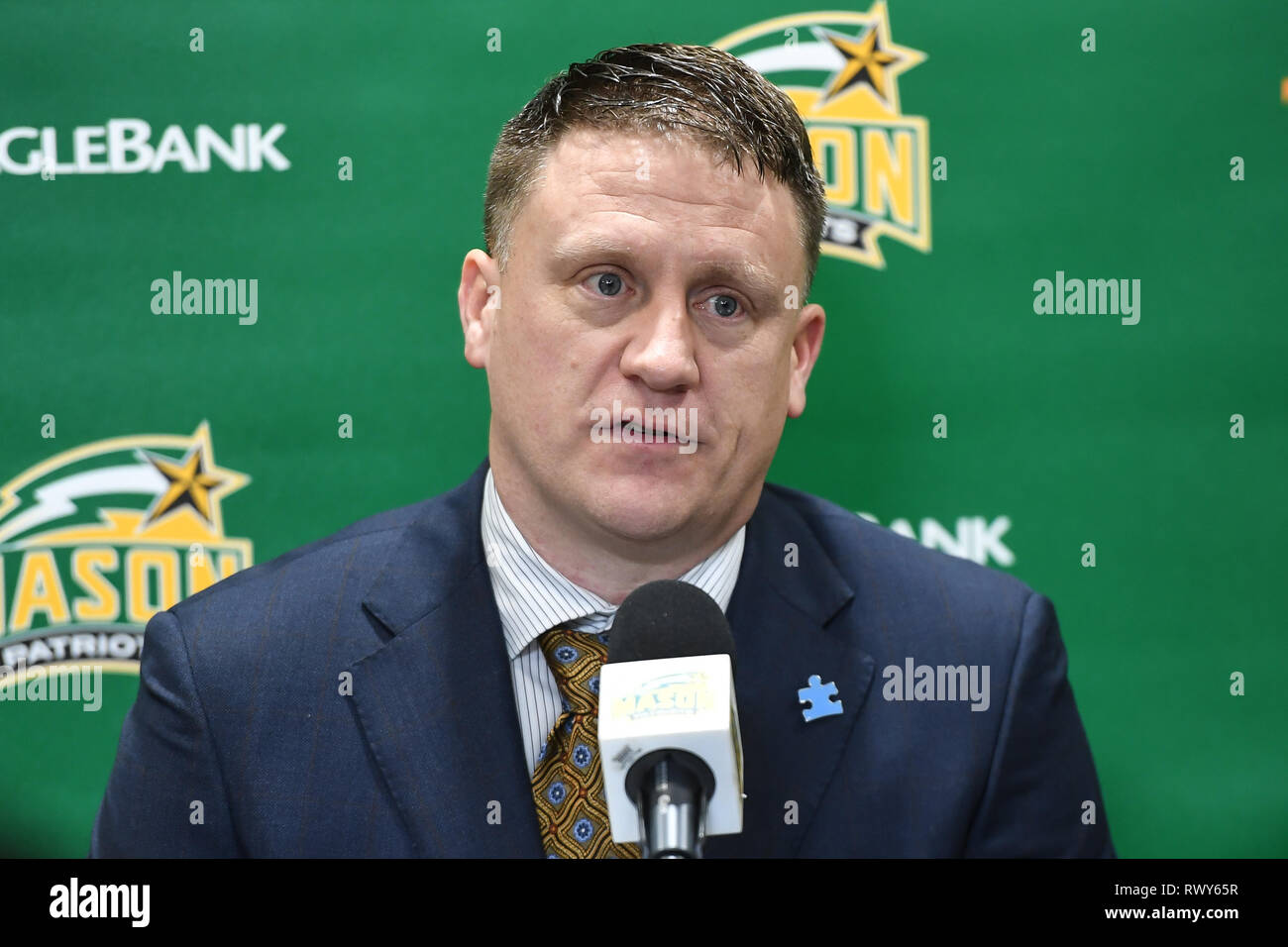 Fairfax, Virginia, Stati Uniti d'America. Mar 5, 2019. La VCU Rams capo allenatore Mike RHOADES colloqui per i supporti seguenti il gioco presso EagleBank Arena di Fairfax, Virginia. Credito: Amy Sanderson/ZUMA filo/Alamy Live News Foto Stock