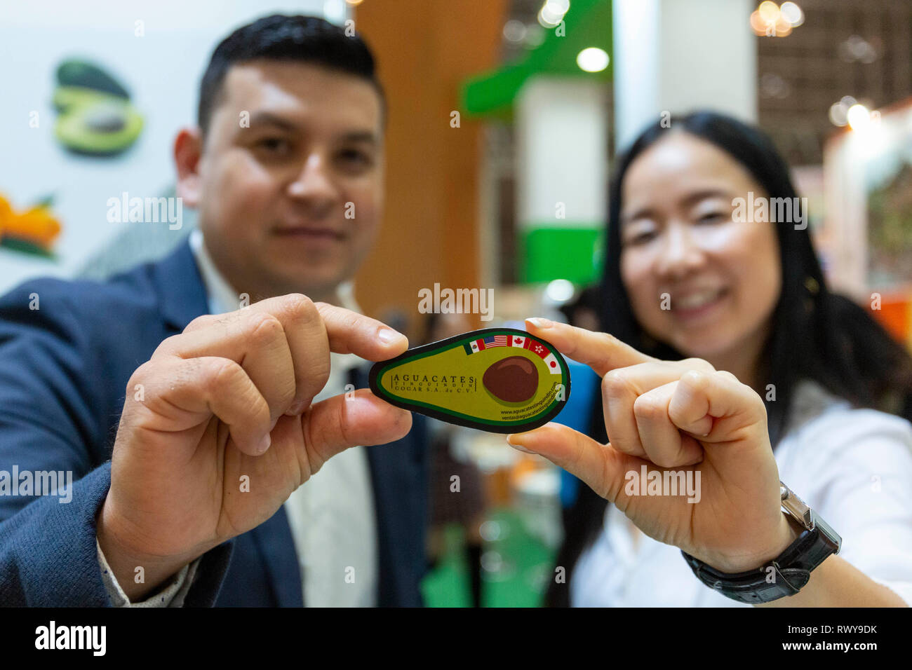 Chiba, Giappone. 8 Mar, 2019. Gli espositori mostrano una forma di avocado business card durante la 44th International Cibo e bevanda mostra (Foodex Japan 2019) a Makuhari Messe. Circa 3,316 espositori partecipano in Asia la più grande cibo e bevanda trade show. Gli organizzatori aspettano 85.000 visitatori per i quattro giorni di manifestazione, che durerà fino al 8 marzo. Credito: Rodrigo Reyes Marin/AFLO/Alamy Live News Foto Stock