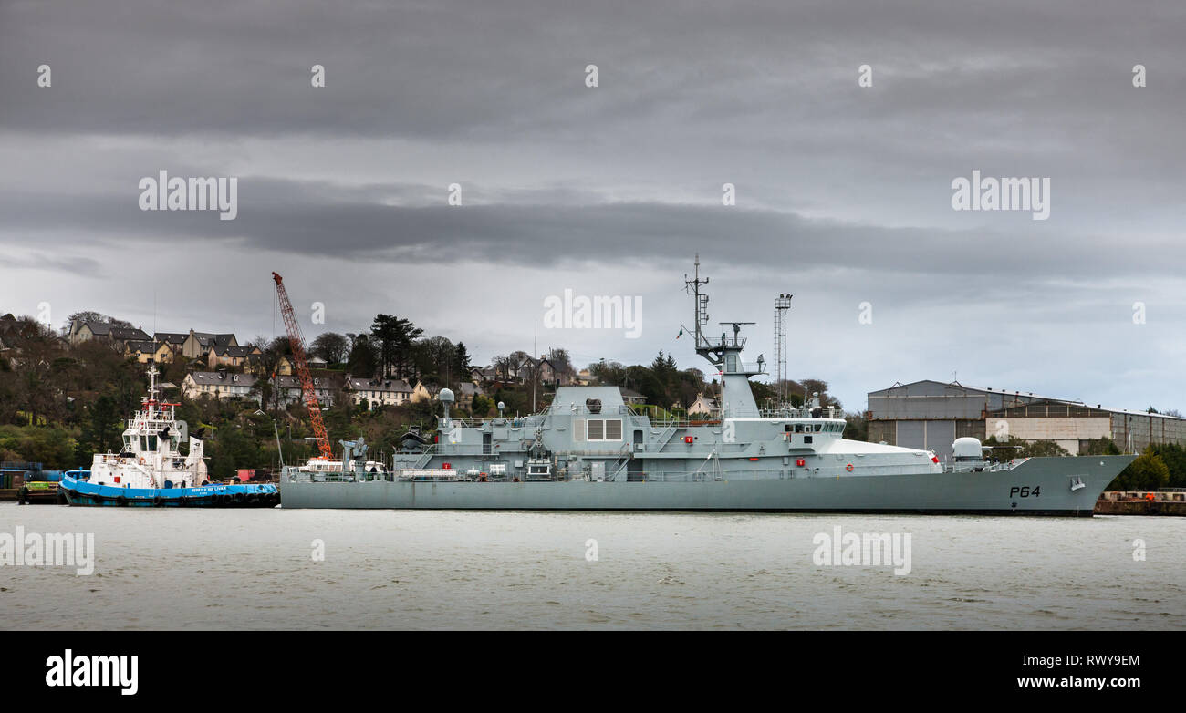 Rushbrooke, Cork, Irlanda. Il giorno 08 marzo, 2019. Porto di Cork Tug Jerry O'Sullivan tira servizio navale nave LÉ George Bernard Shaw da drydock al Cork Dockyard in Rushbrooke, Co. Cork, Irlanda Credito: David Creedon/Alamy Live News Foto Stock