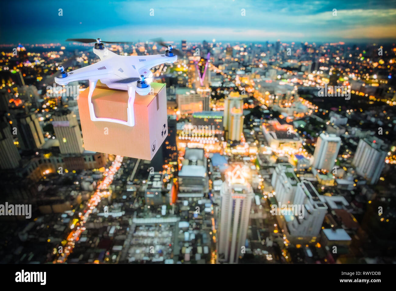Scena notturna di consegna drone a lavoro, 3d rendering immagine Foto Stock