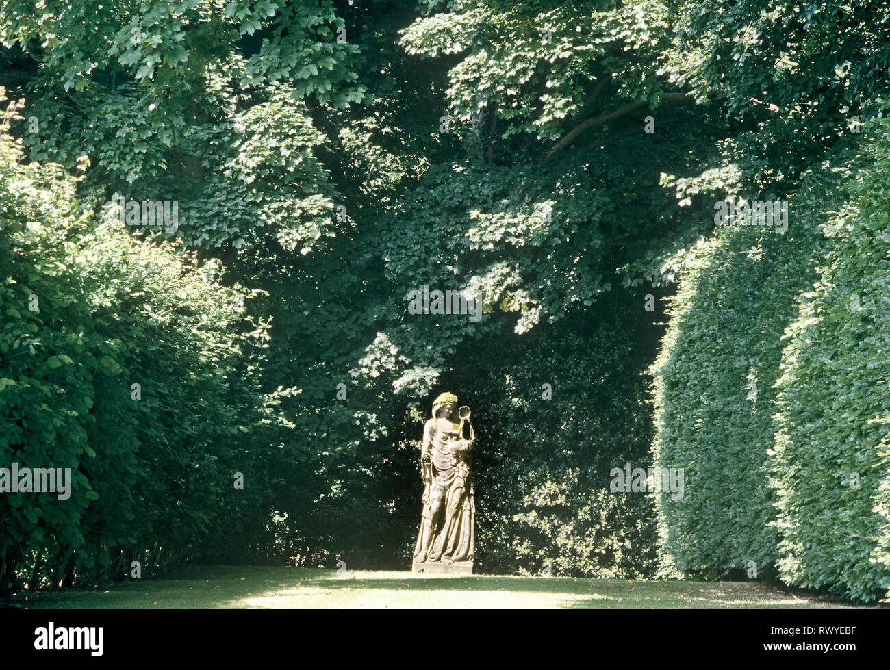 Scultura neoclassica in giardino Foto Stock