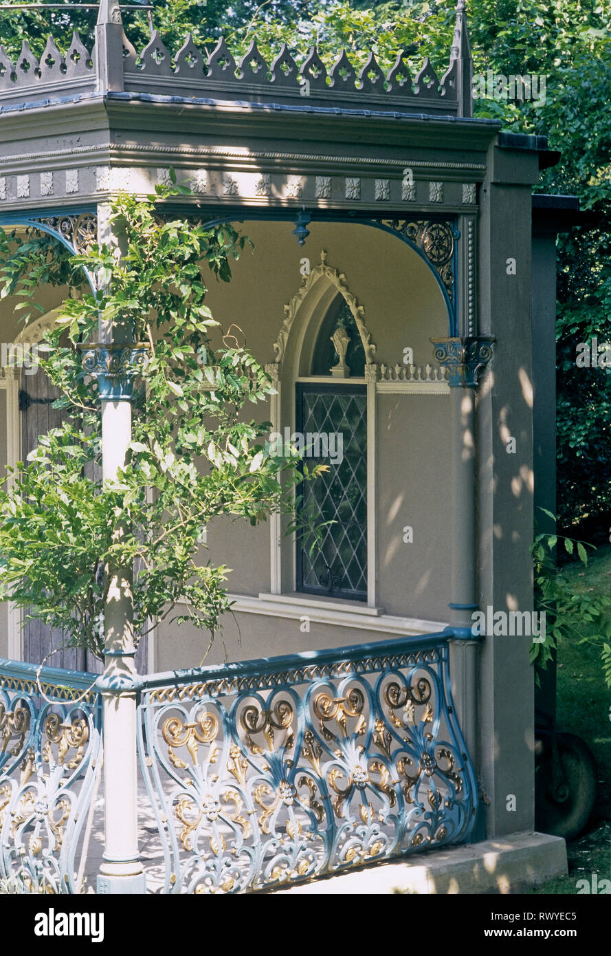 Balcone in stile vittoriano in giardino Foto Stock