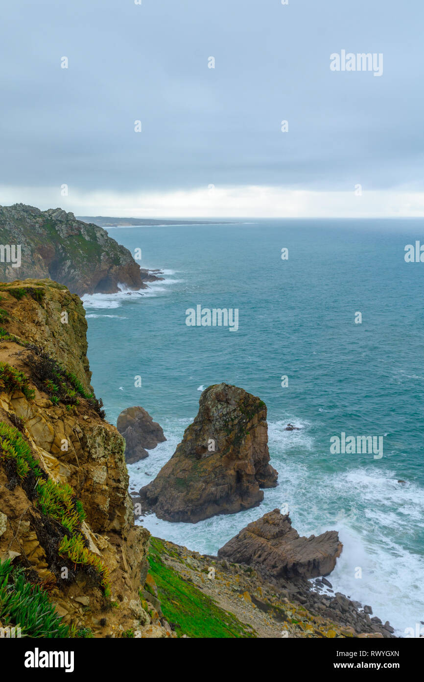 Il paesaggio costiero di Cabo (capo) da Roca, Portogallo. È il punto più occidentale in Europa continentale Foto Stock