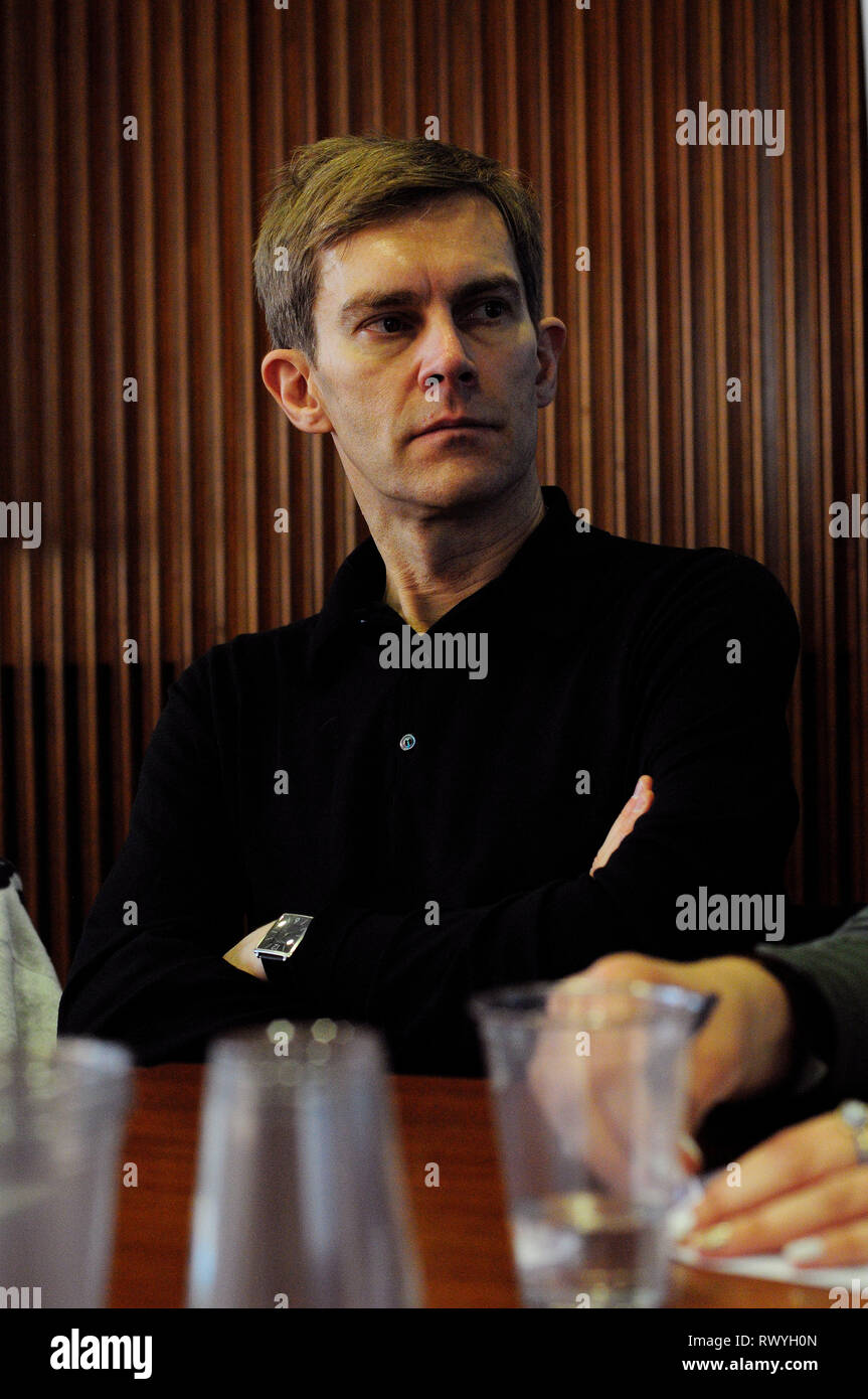 Londra, Inghilterra. Il 29 Novembre, 2014 Seumas Milne, giornalista e scrittore, ascoltando le discussioni durante una "giustizia per Columbia' officina presso la ann Foto Stock