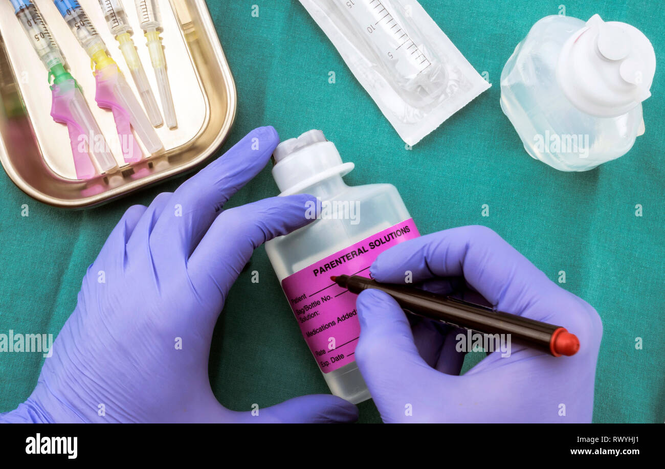 Infermiere ospedale di preparazione di farmaci, malati di scrittura dei dati medici di assegnazione di etichette, cure palliative, composizione orizzontale Foto Stock