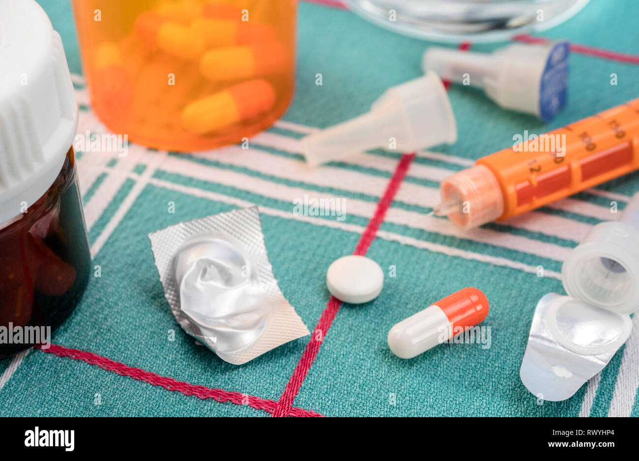 Medicazione durante la colazione, Iniettore di insulina insieme con una bottiglia di pillole, immagine concettuale, composizione in orizzontale Foto Stock