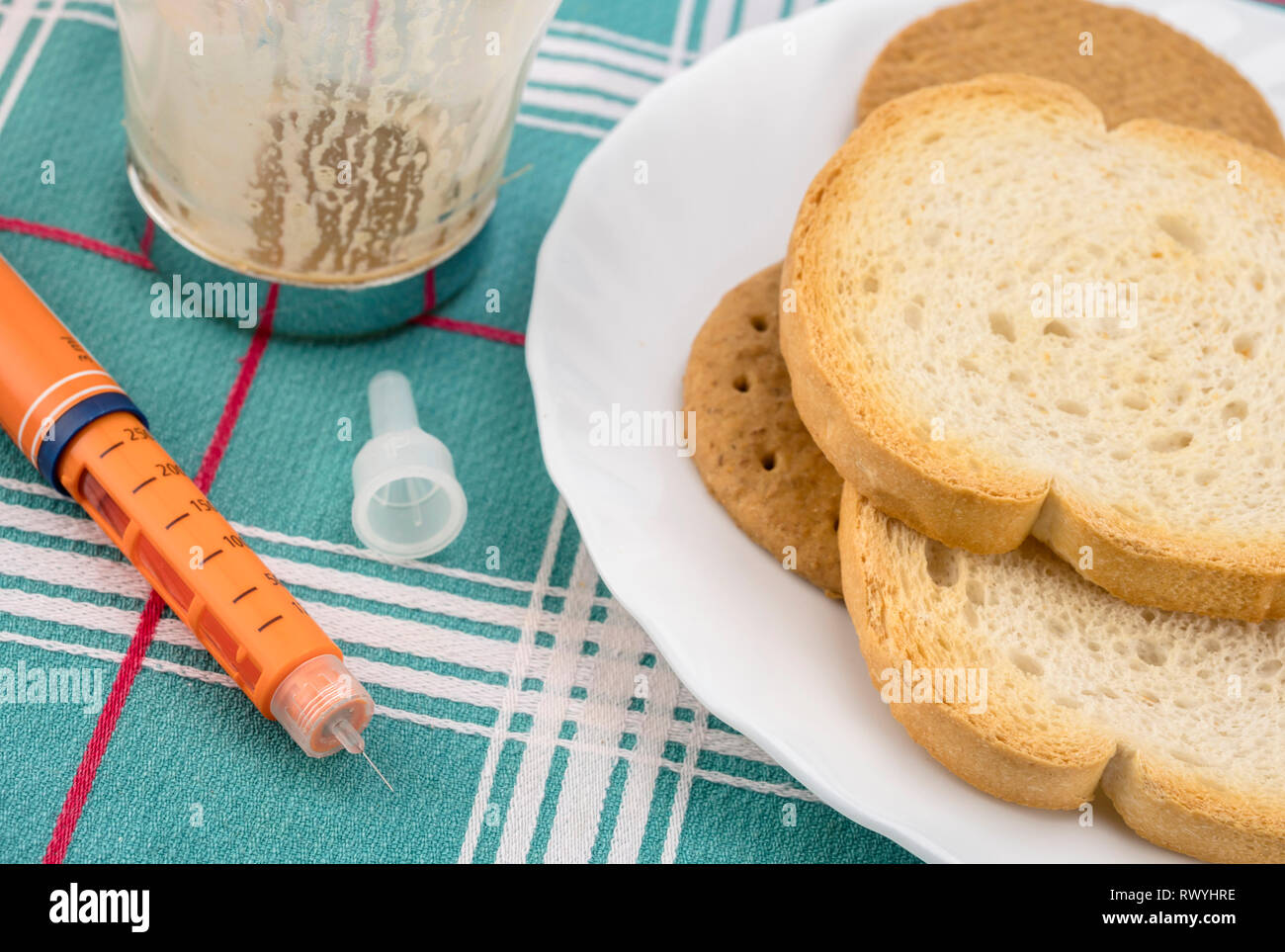 Medicazione durante la colazione, Iniettore di insulina insieme con una bottiglia di pillole, immagine concettuale, composizione in orizzontale Foto Stock