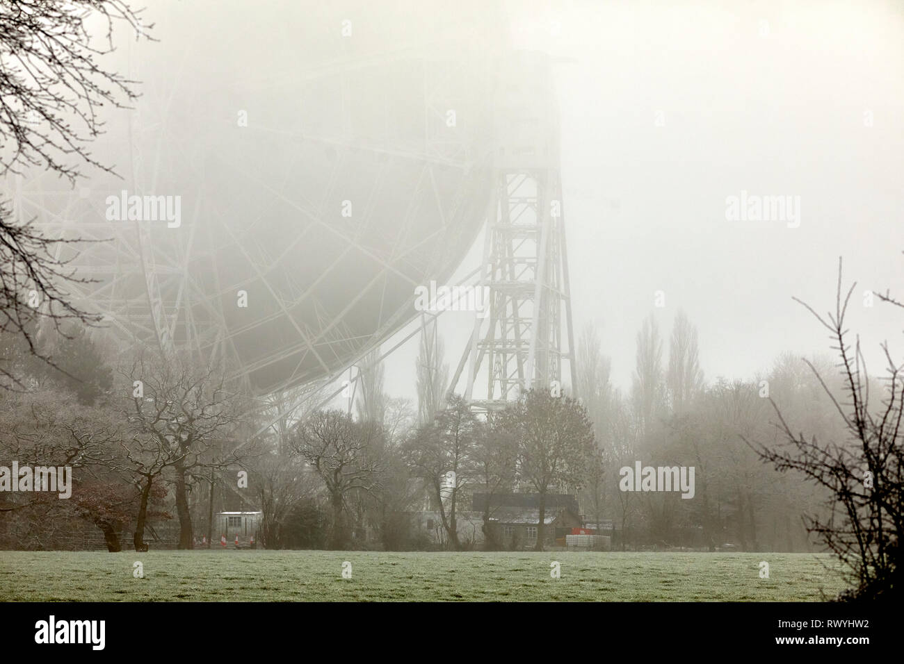 Jodrell Bank Discovery Center il telescopio nel Cheshire mist Foto Stock