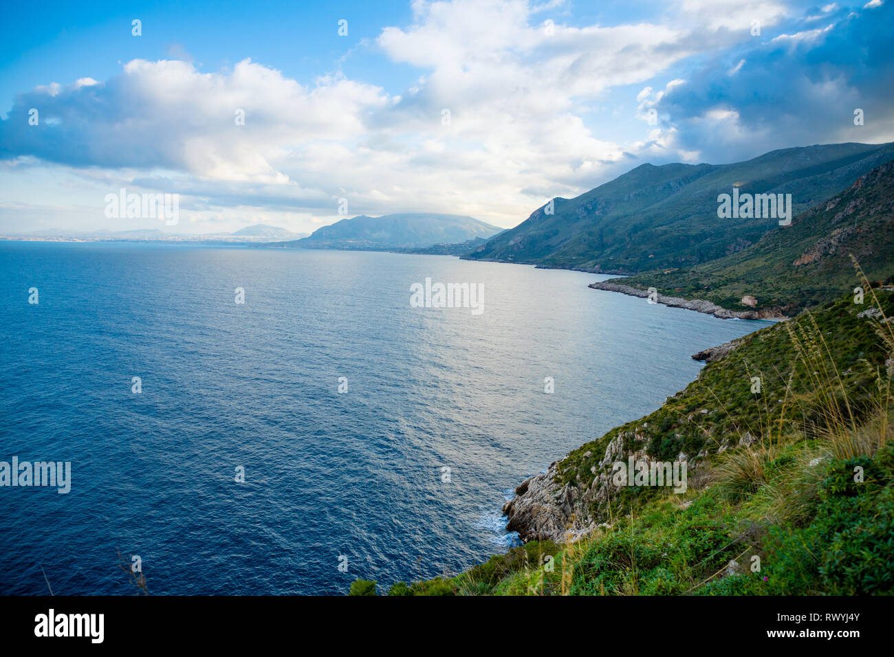 Vista sulle montagne e mare blu italiano nella riserva naturale o Riserva dello Zingaro in Sicilia, Italia Foto Stock