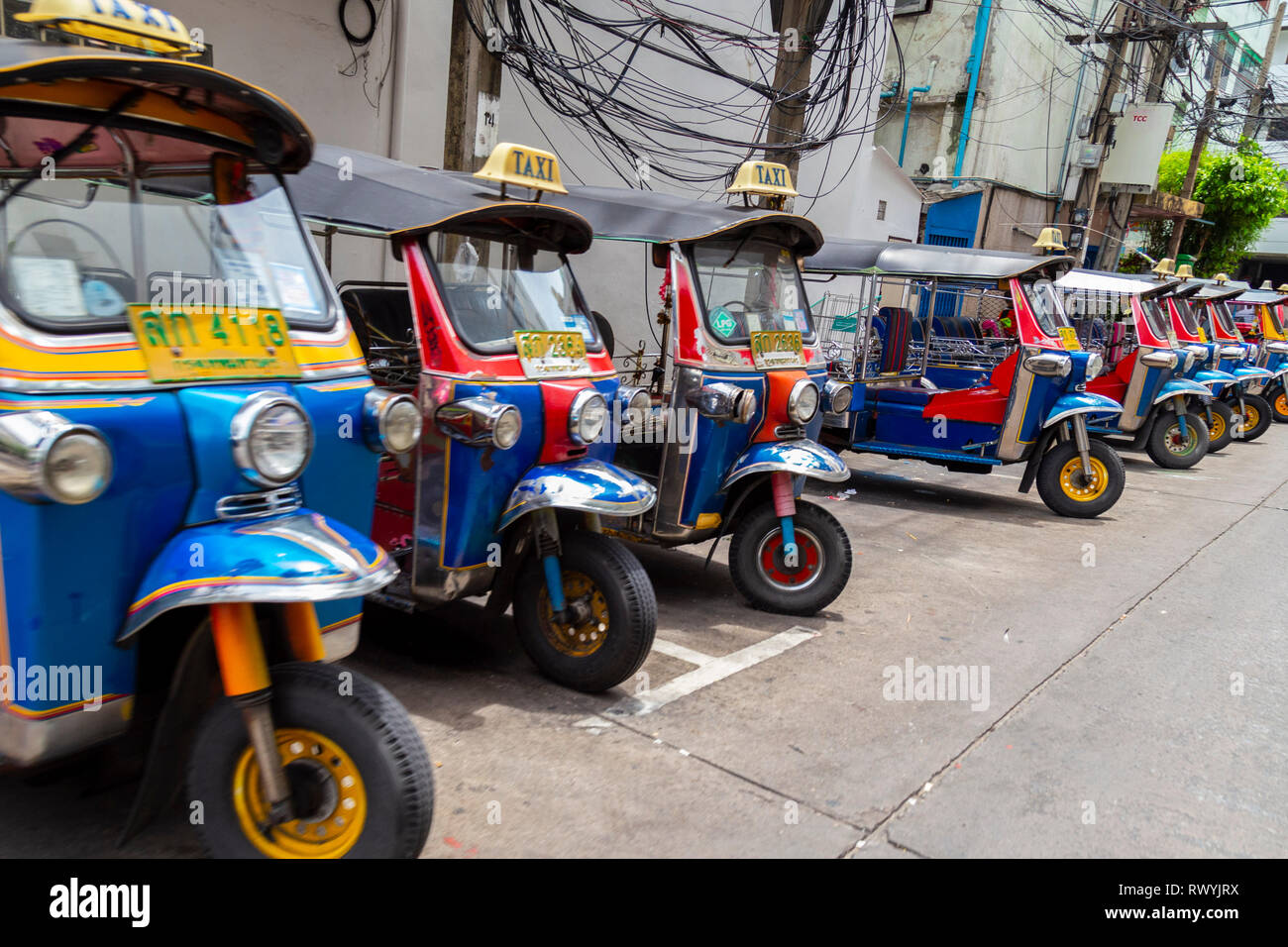 Trasporti tipici in Thailandia per i turisti e la gente del paese. Essi sono di solito molto colorate Foto Stock