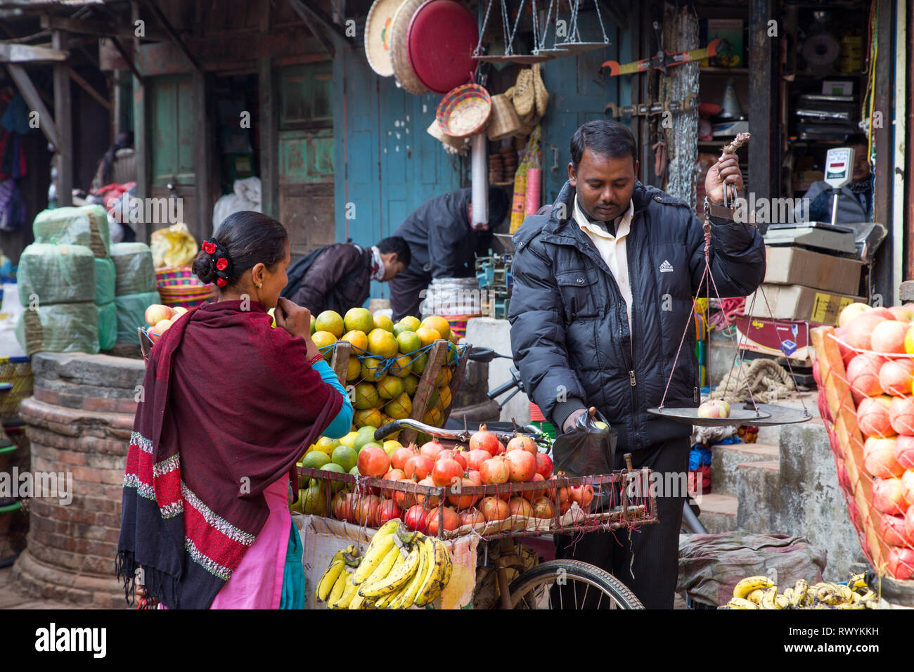Fornitore di frutta nelle strade di Bhaktapur, Nepal Foto Stock