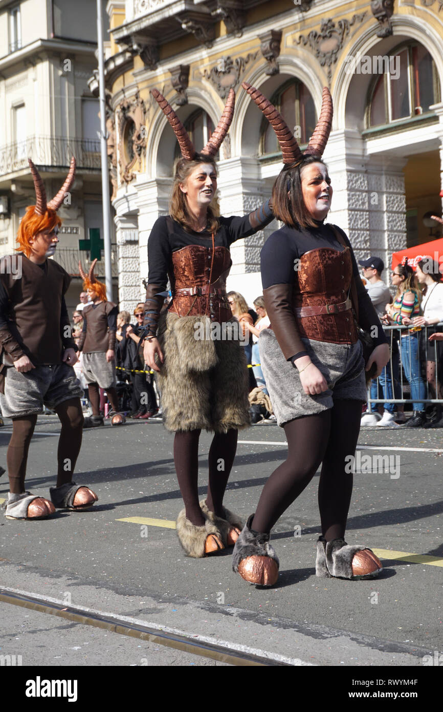 Rijeka, Croazia, 3 marzo, 2019. I giovani a piedi in strada mascherato in dio Pan costume nella sfilata di carnevale Foto Stock