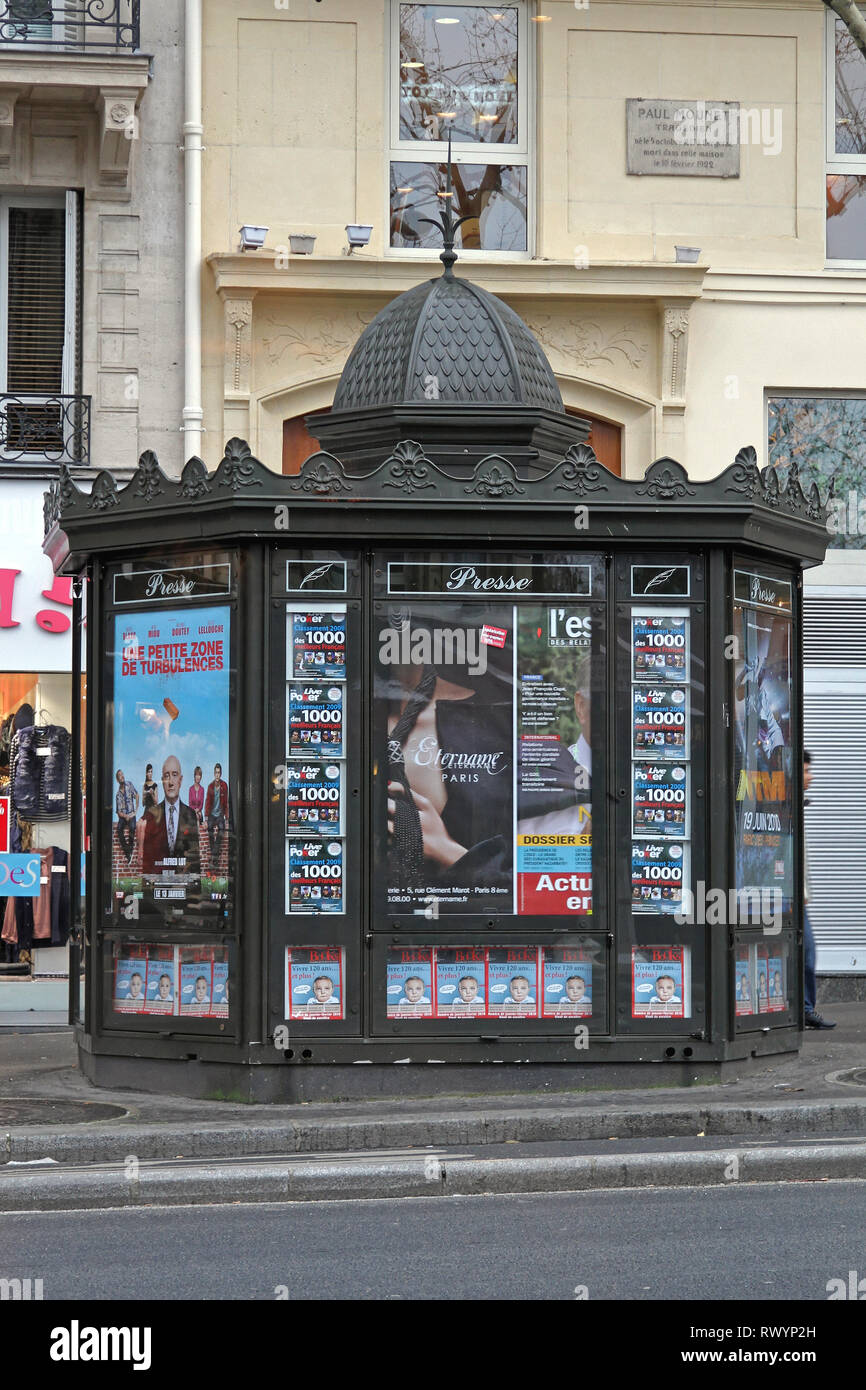 Parigi, Francia - Gennaio 06, 2010: stile classico chiosco con manifesti pubblicitari a Parigi, Francia. Foto Stock