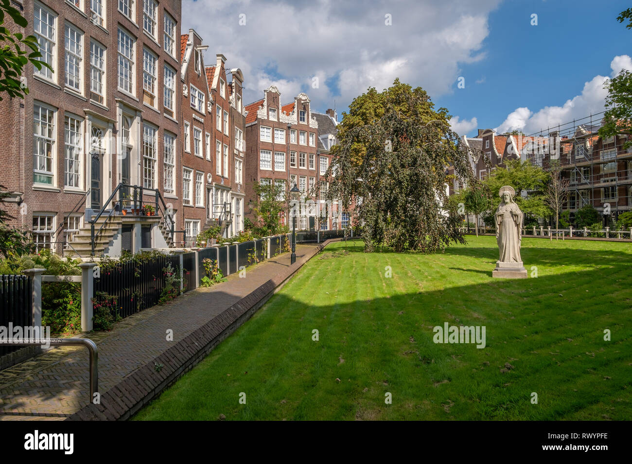 Una vista in un medievale corte interna, il Begijnhof, Amsterdam, Paesi Bassi Foto Stock