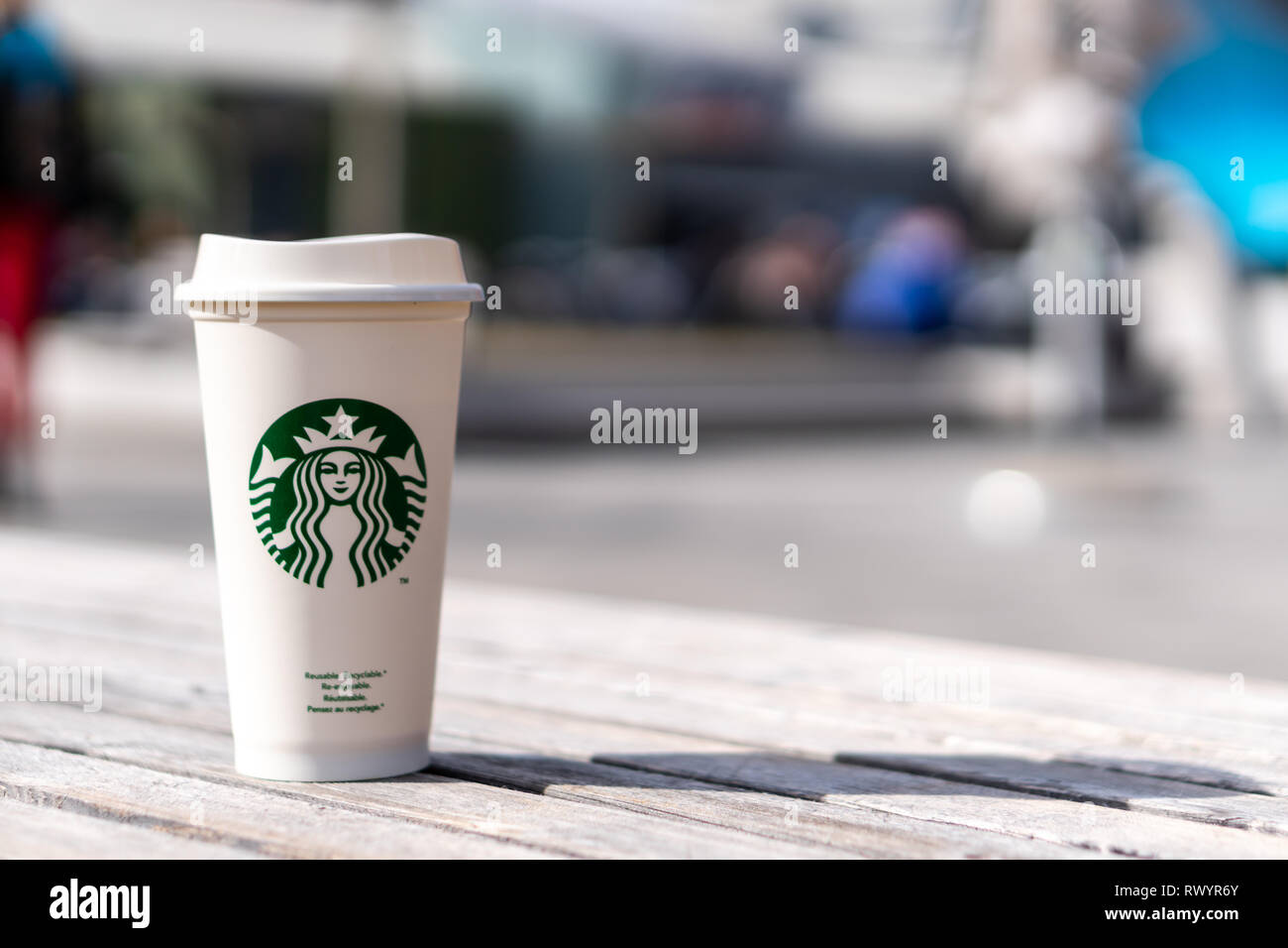 La Slovenia 27.2.2019 - Starbucks take away, bevanda calda tazza di caffè con logo, sul tavolo in negozio. Foto Stock