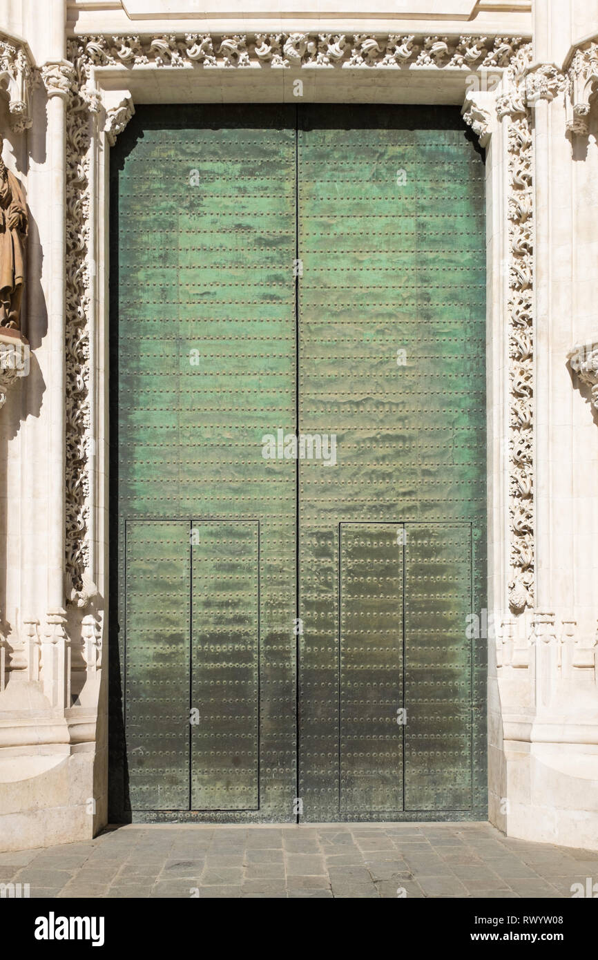 Metalli pesanti porte che sono andati in verde con età alla Cattedrale di Siviglia Foto Stock