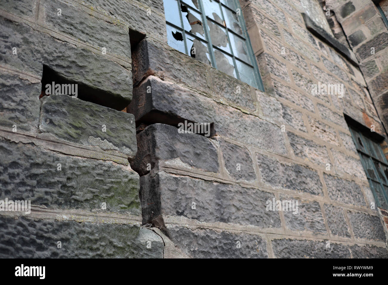 Una croce nella parete di un edificio abbandonato. Foto Stock