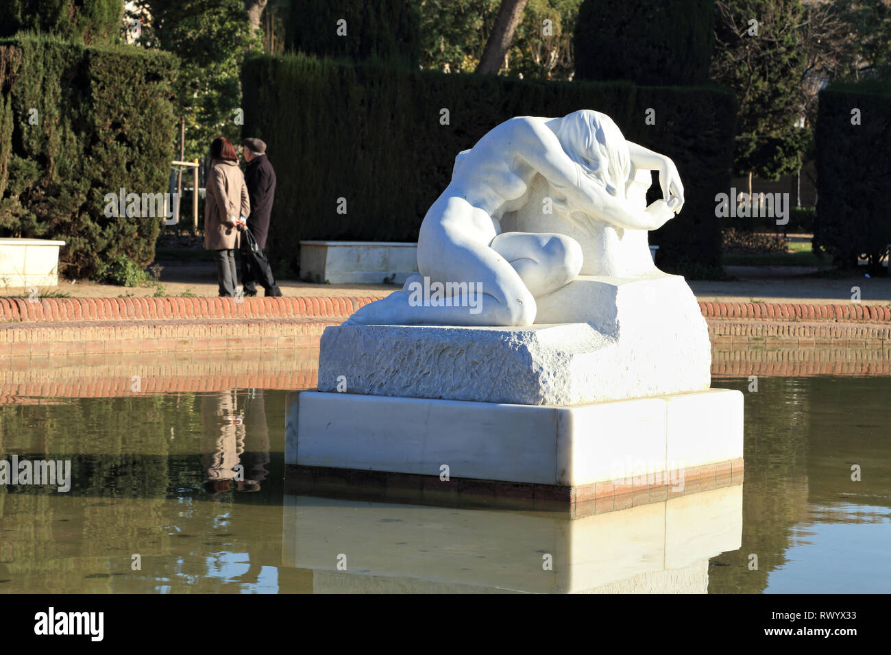 Replica del 1907 scultura Desolazione di Josep Llimona, davanti al Parlamento della Catalogna, il parco della Ciutadella, Barcellona. Desconsol. Foto Stock