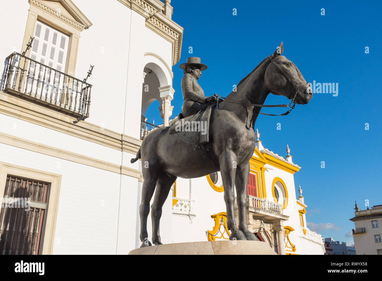 Statua fuori Plaza de toros de la Real Maestranza de caballería de Sevilla o Siviglia Bullring arena Foto Stock