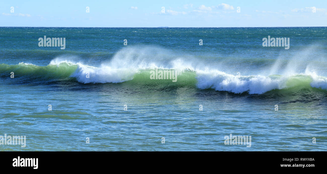 Onda di rottura nel Mare Mediterraneo Foto Stock