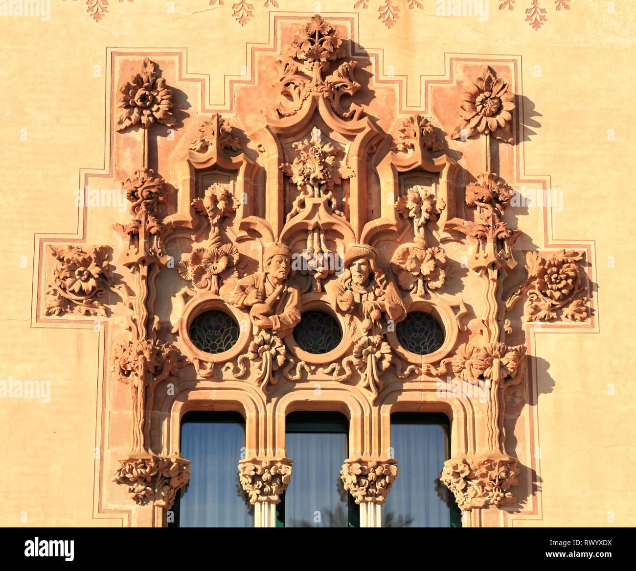 Rilievo facciata di scultura a Can Bassa edificio, Vilassar de Mar, Barcelona. Ocean rotta commerciale. Foto Stock