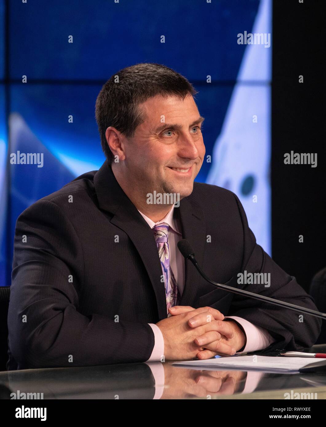 Joel Montalbano, Deputy Manager, Stazione Spaziale Internazionale programma, parla ai membri dei media durante un prelaunch news conferenza prima del lancio del primo equipaggio commerciale Demo di capsula-1 presso il Kennedy Space Center Febbraio 28, 2019 a Cape Canaveral, in Florida. Foto Stock