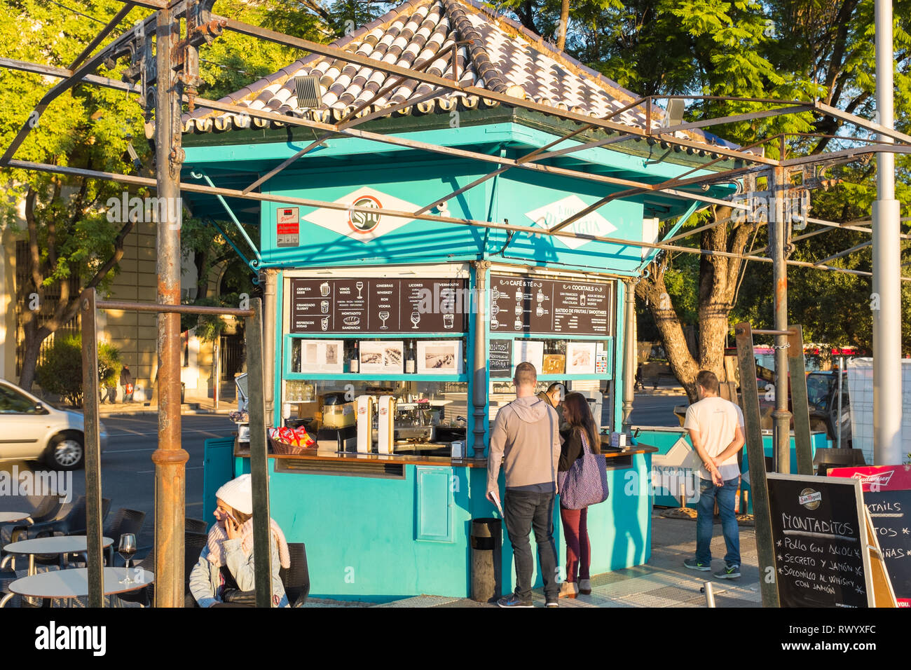 La caffetteria e il bar chiosco sulla riva del fiume a Siviglia, Spagna Foto Stock