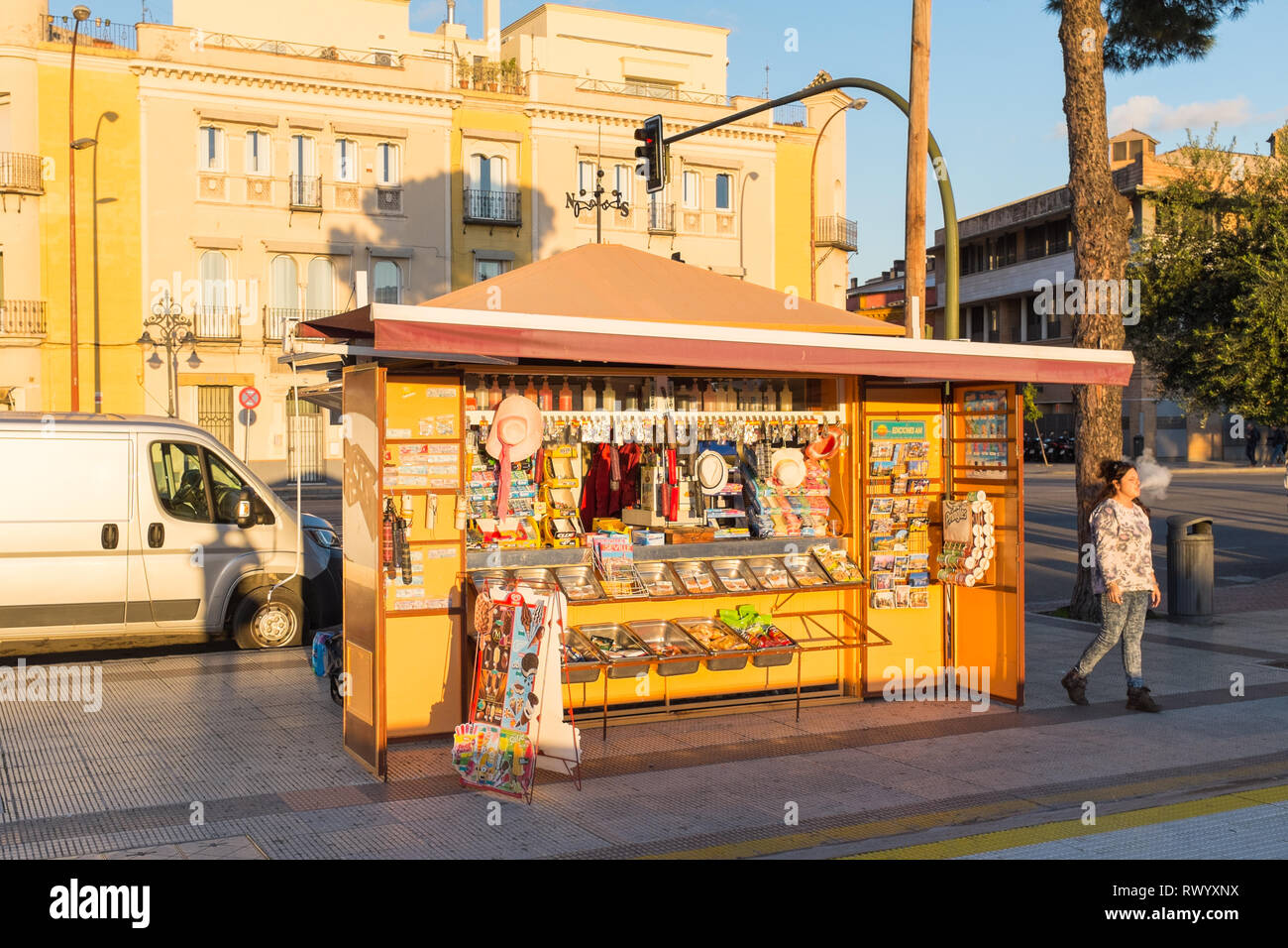 Vending chiosco sulla riva del fiume a Siviglia, Spagna Foto Stock