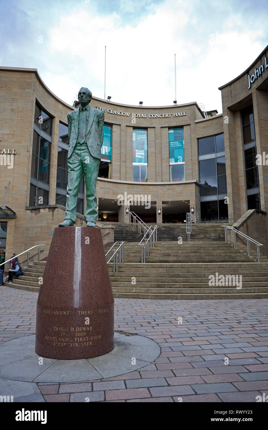 Donald Dewar statua, Buchanan Street, Glasgow, Scotland, Regno Unito Foto Stock