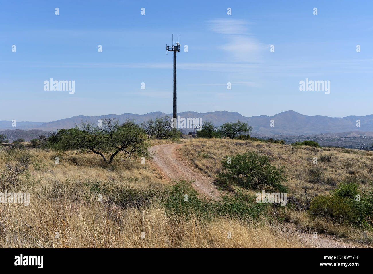 Torre di sorveglianza w/telecamere sulla frontiera USA 2 miglia ad est di Mariposa porto di entrata, Nogales Arizona, Aprile 2018 Foto Stock