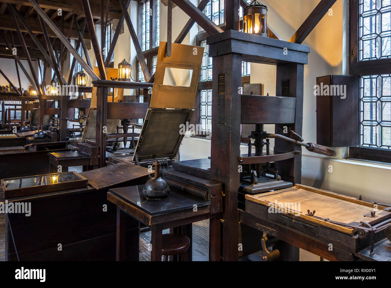 Negozio di stampa che mostra il XVIII secolo e il XVII secolo le presse di stampa nel Museo Plantin-Moretus / Plantin-Moretusmuseum, Anversa, Belgio Foto Stock