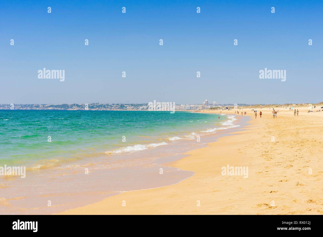 Persone rilassante sulla spiaggia accanto a Armacao de Pera, Algarve, PORTOGALLO Foto Stock