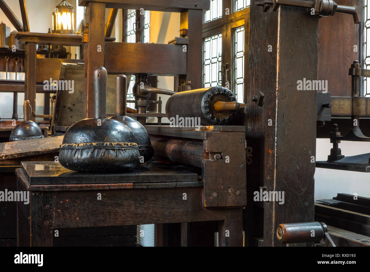 Negozio di stampa che mostra il XVIII e il XVII secolo le presse di stampa nel Museo Plantin-Moretus / Plantin-Moretusmuseum, Anversa, Belgio Foto Stock