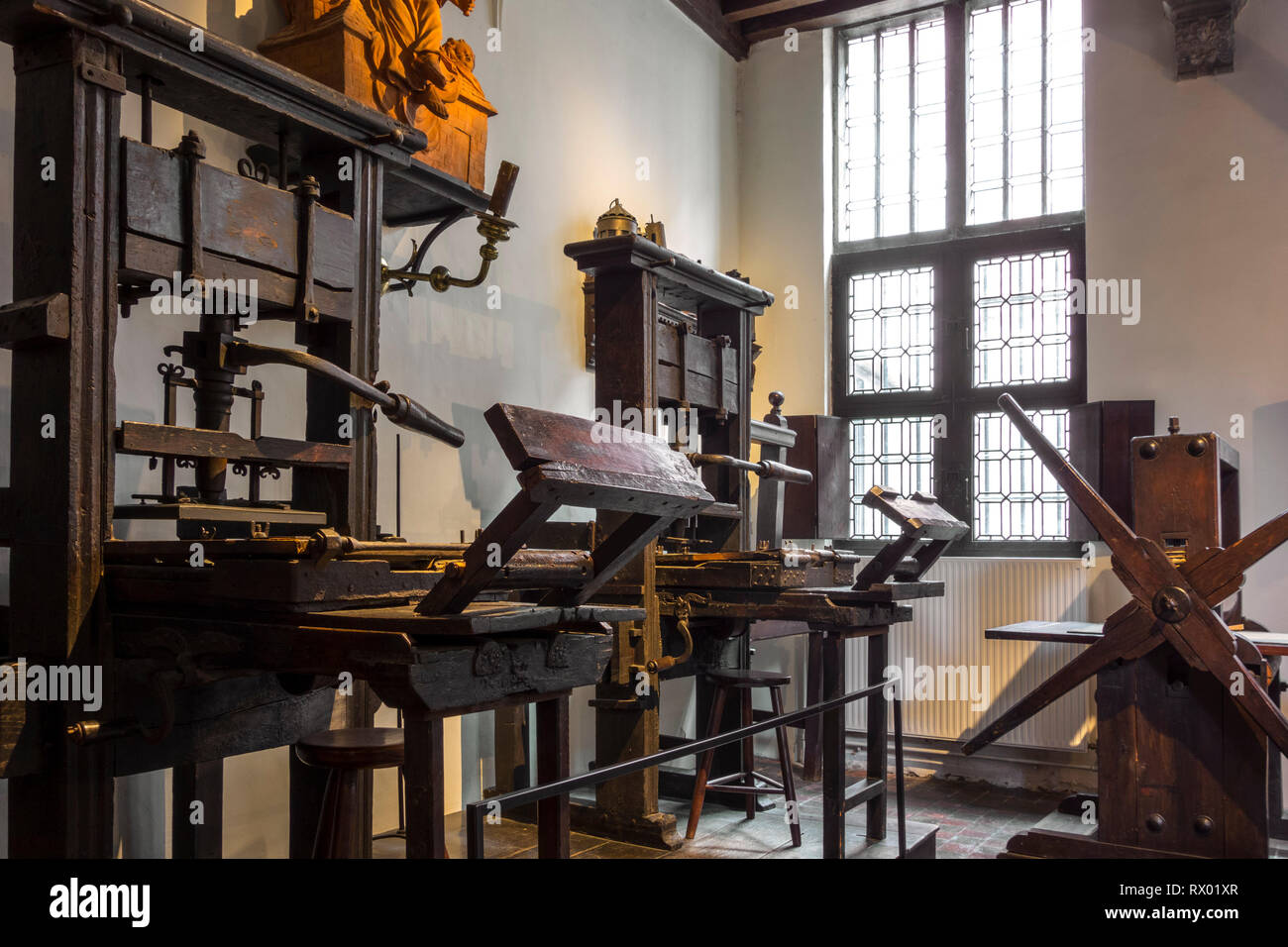 Negozio di stampa che mostra due antiche macchine da stampa in tutto il mondo dal 1600 nel Museo Plantin-Moretus / Plantin-Moretusmuseum, Anversa, Belgio Foto Stock