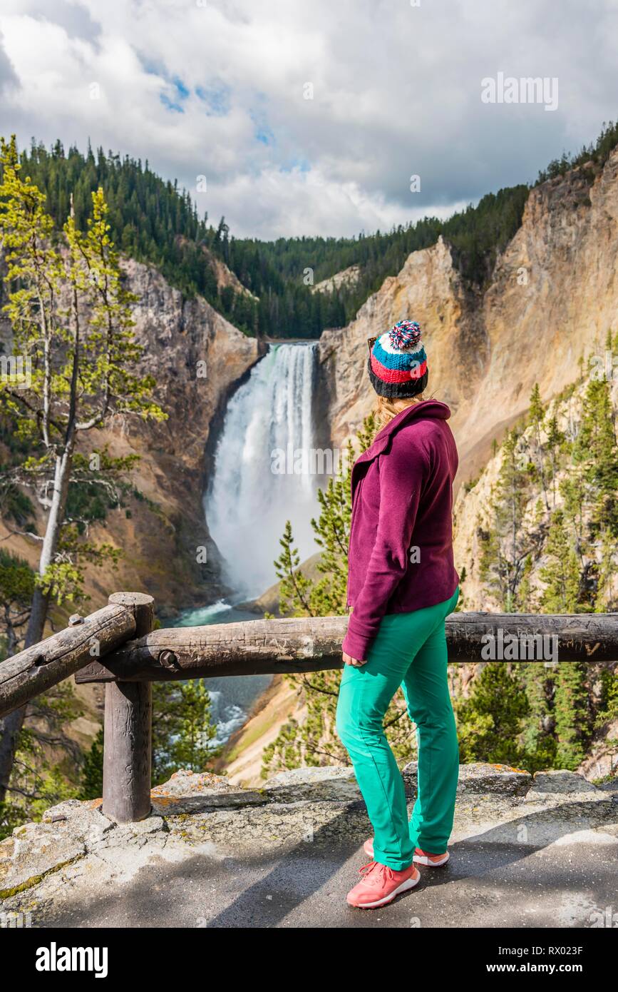 Escursionista presso il Red Rock Viewpoint, Cascate Inferiori, cascata in una gola, il Grand Canyon di Yellowstone River, vista dal North Rim Foto Stock