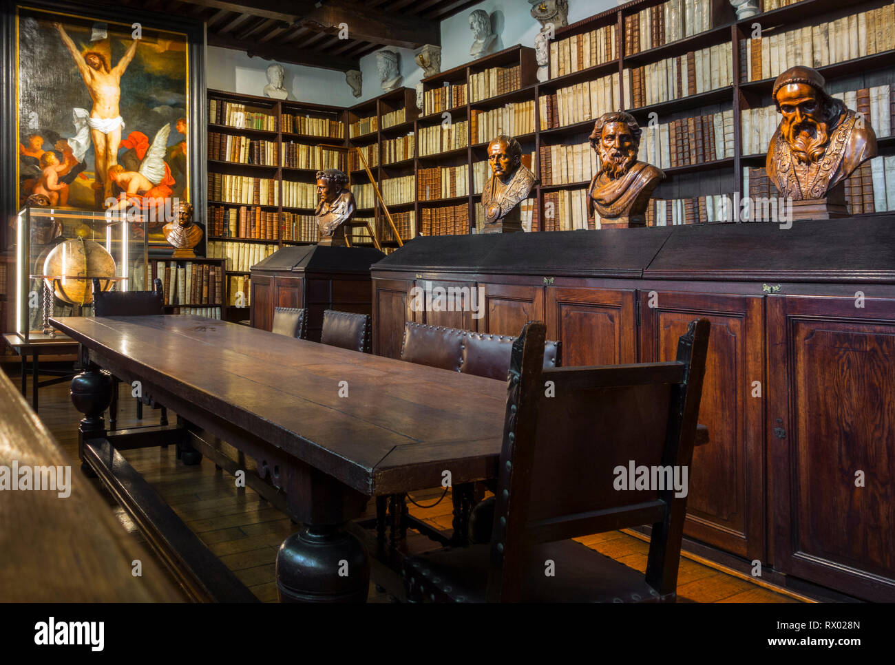 Libreria con libri antichi nel XVII secolo grande biblioteca presso il Museo Plantin-Moretus / Plantin-Moretusmuseum, Anversa, Fiandre, in Belgio Foto Stock