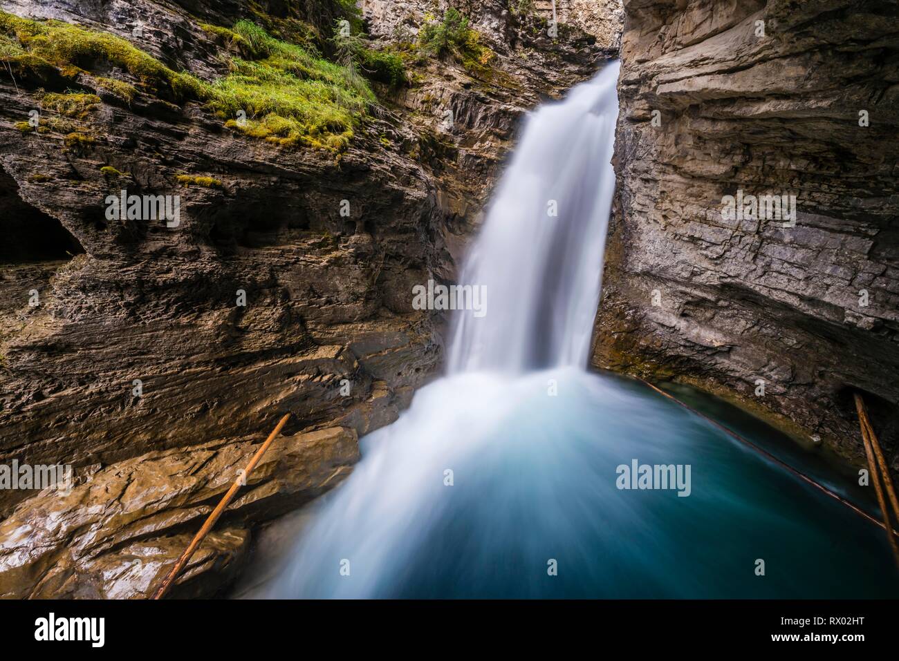 Cascata, Cascate Inferiori, fiume di montagna in una gola, Johnston Creek nel Canyon Johnston, Bow Valley, il Parco Nazionale di Banff Foto Stock