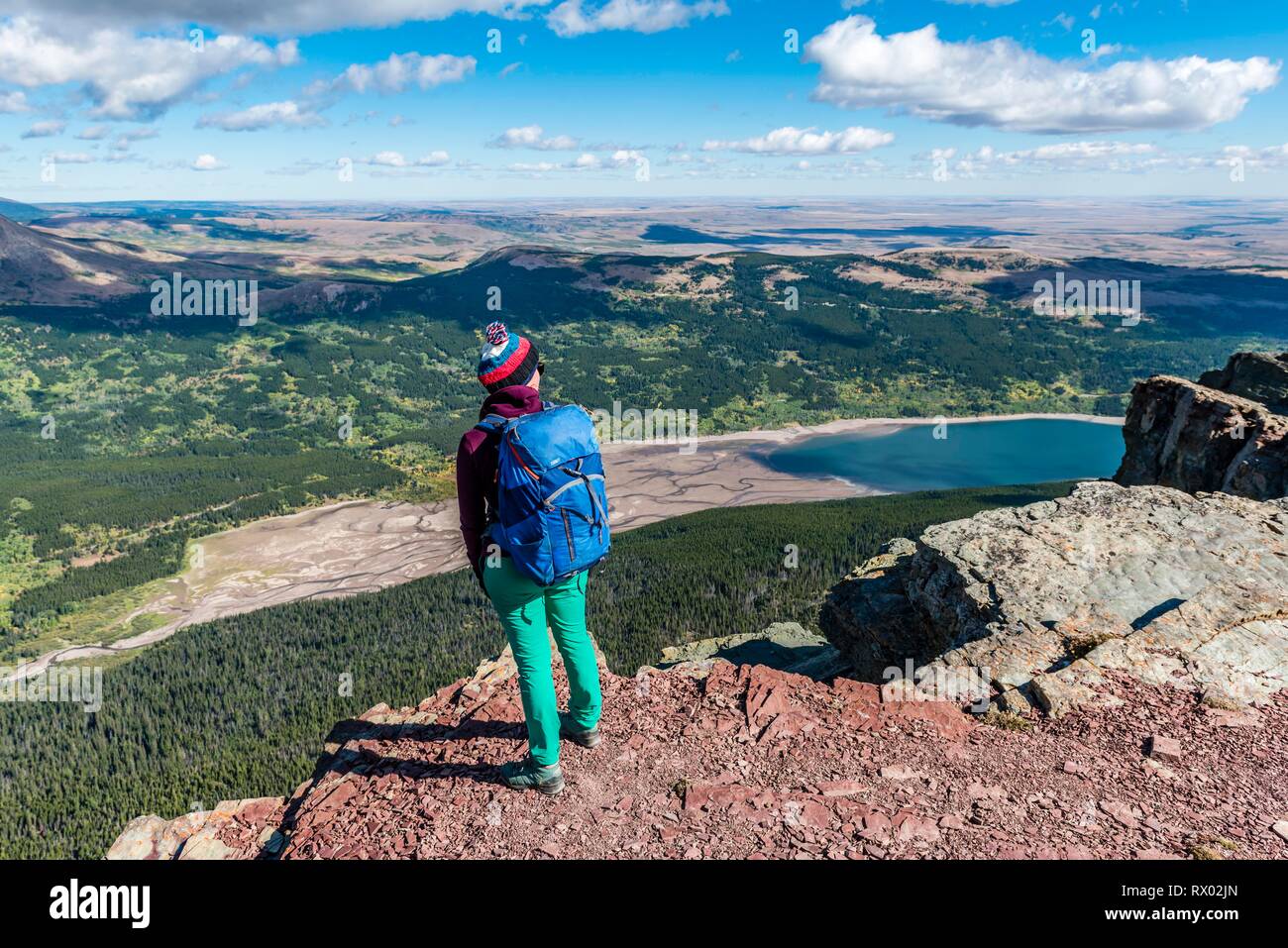 Giovane escursionista in piedi presso la vista del lago di montagna due in basso Lago di medicina con paesaggio di montagna, Continental Divide Trail Foto Stock