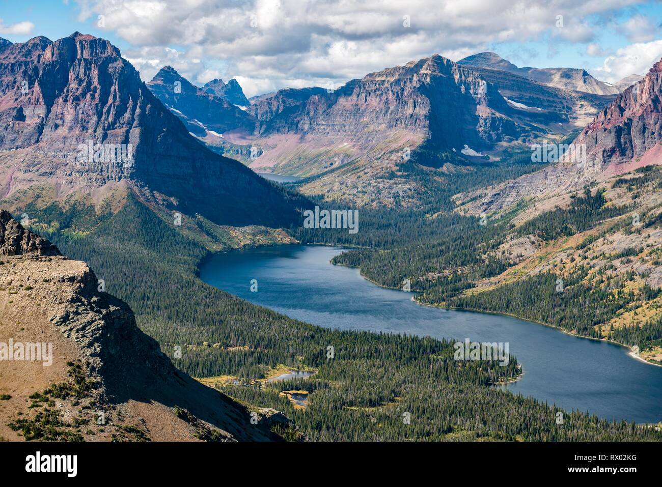 Vista da Continental Divide Trail sul lago di montagna Medicina due Lago con il paesaggio di montagna, Sinopah Mountain Foto Stock