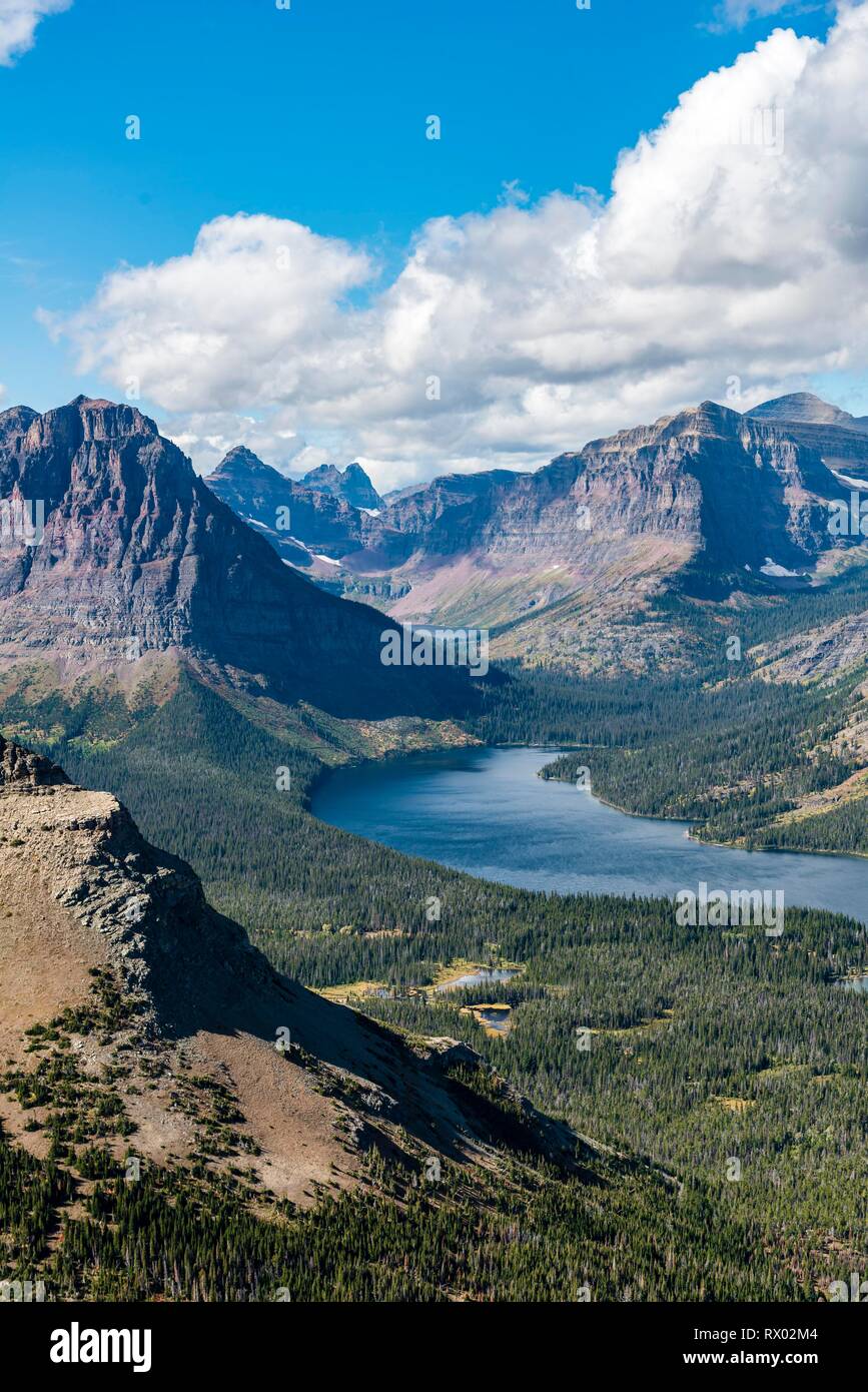 Vista da Continental Divide Trail sul lago di montagna Medicina due Lago con il paesaggio di montagna, Sinopah Mountain Foto Stock
