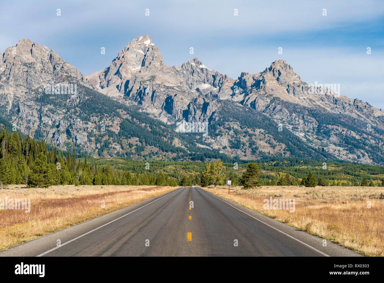 Country Road nella parte anteriore del Grand Teton Range, il Parco Nazionale del Grand Teton, Wyoming USA Foto Stock