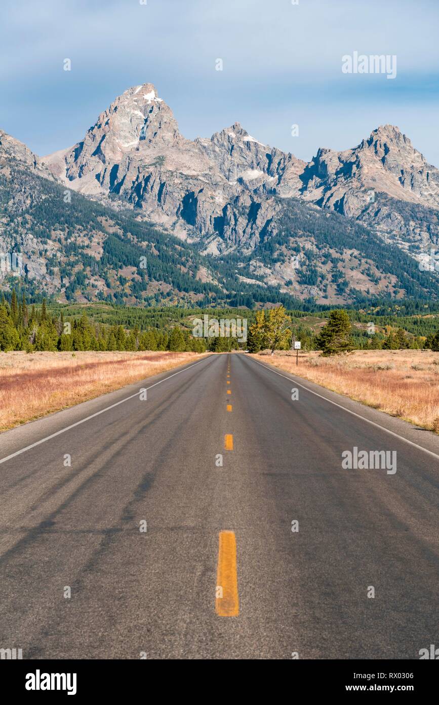 Country Road nella parte anteriore del Grand Teton Range, il Parco Nazionale del Grand Teton, Wyoming USA Foto Stock