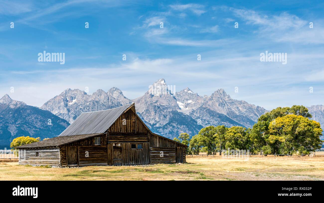 Storica vecchia stalla di fronte alla gamma Teton mountain range, Fila Mormone Historic District, il Parco Nazionale del Grand Teton, Wyoming Foto Stock