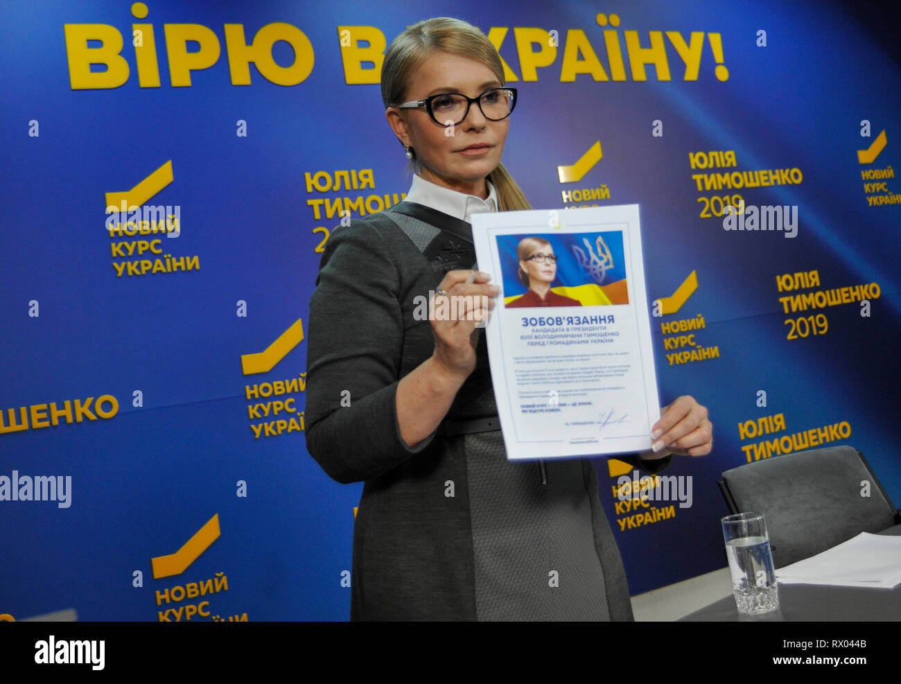 Leader dell'Ucraina partito politico visto durante una conferenza stampa. Ucraino candidato presidenziale Yulia Tymoshenko ha sottoscritto impegni per gli elettori dell'Ucraina. Foto Stock